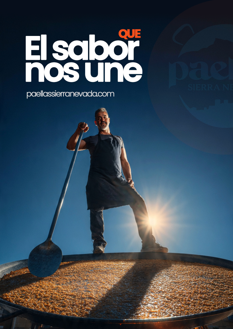 Maestros arroceros de Paellas Sierra Nevada cocinando una paella gigante en directo (showcooking) para un evento en Andalucía